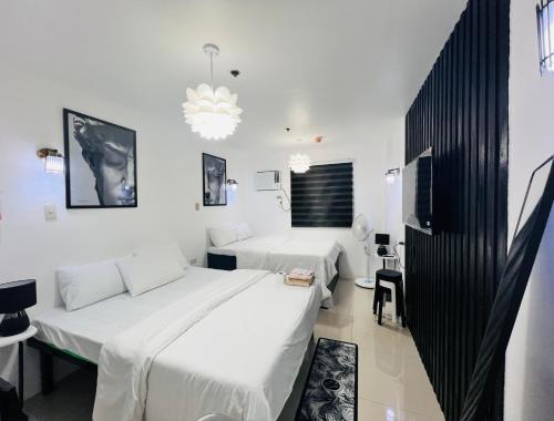 1 queen bed, 1 double bed