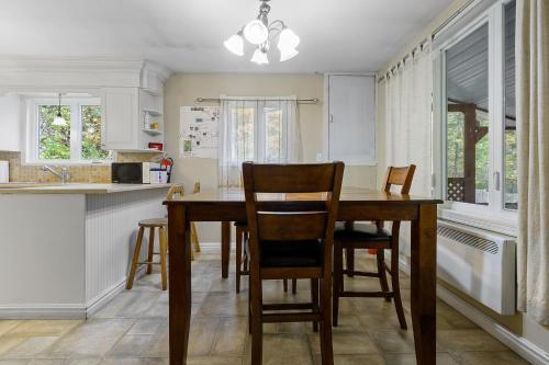 virtuve, Chalet chaleureux avec spa près de Mont-Tremblant (Chalet chaleureux avec spa pres de Mont-Tremblant) in Boileau (QC)
