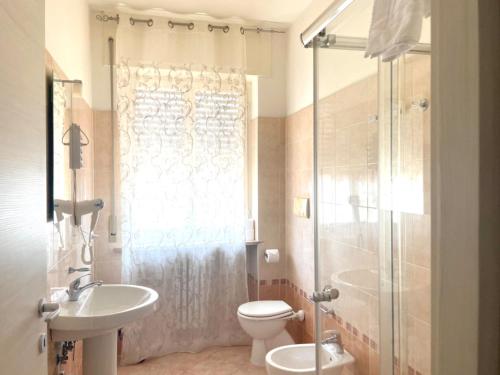 Double Room image 6