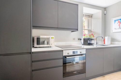 Immaculate 3 Bed Apartment with Private Entrance in Inverleith in Inverleith