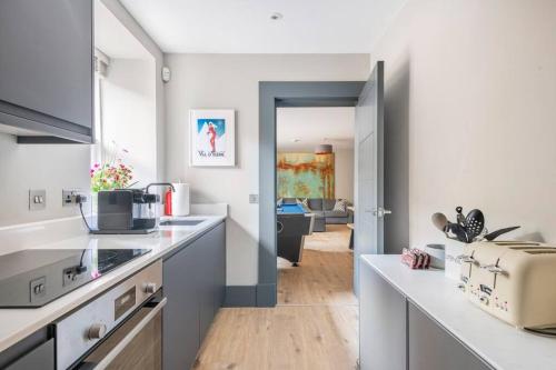 Immaculate 3 Bed Apartment with Private Entrance in Inverleith in Inverleith