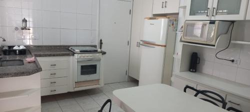 Apartamento com 4 quatros em frente a praia em Pitangueiras - Guaruja near Padaria Bella Guaruja