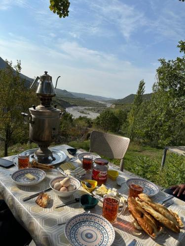 Uitzicht, Lady and Bear GH in Lahich