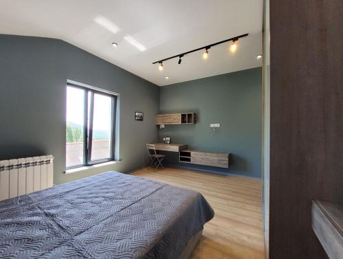 Lady and Bear GH in Lahich