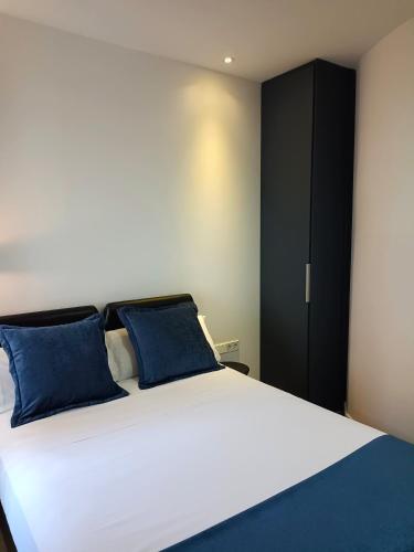Small Double Room image 7