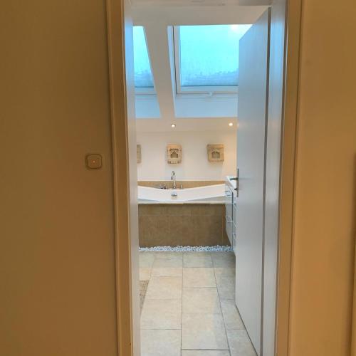 Fürdőszoba, Glückliche Kuh-Villa - Achtsamer Rückzugsort mit Traumgarten, Schwimmteich & Raum zum Sein - Allgäu (Gluckliche Kuh-Villa - Achtsamer Ruckzugsort mit Traumgarten, Schwimmteich & Raum zum Sein bis 18 Pe) in Mariaberger
