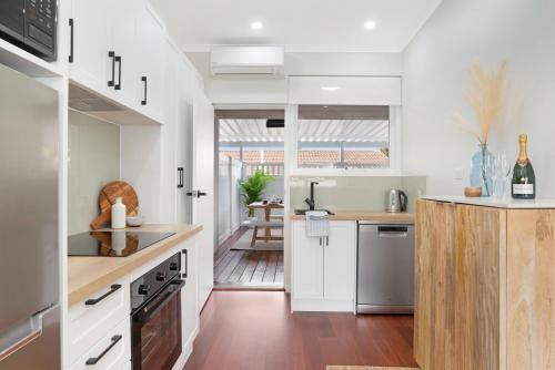 keuken, The Elements l Water l 4 Stunning Apartments each with Private Outdoor Dining l Walk to the Beach l  in Christies Beach