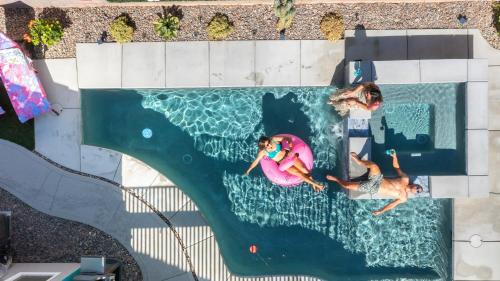 IndyOasis: pool*spa*games*BBQ*4BR2BA. Wlk2Festivls IndyOasis: pool*spa*games*BBQ*4BR2BA. Wlk2Festivls