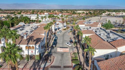 IndyOasis: pool*spa*games*BBQ*4BR2BA. Wlk2Festivls IndyOasis: pool*spa*games*BBQ*4BR2BA. Wlk2Festivls