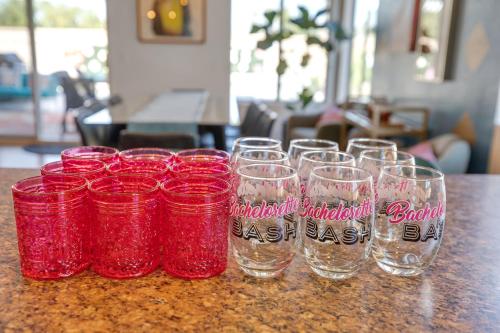 IndyOasis: pool*spa*games*BBQ*4BR2BA. Wlk2Festivls IndyOasis: pool*spa*games*BBQ*4BR2BA. Wlk2Festivls