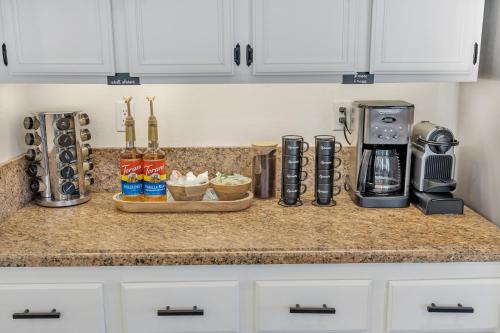 IndyOasis: pool*spa*games*BBQ*4BR2BA. Wlk2Festivls IndyOasis: pool*spa*games*BBQ*4BR2BA. Wlk2Festivls