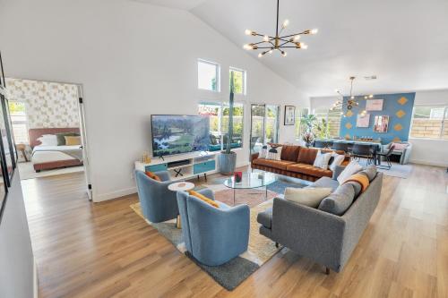 IndyOasis: pool*spa*games*BBQ*4BR2BA. Wlk2Festivls IndyOasis: pool*spa*games*BBQ*4BR2BA. Wlk2Festivls