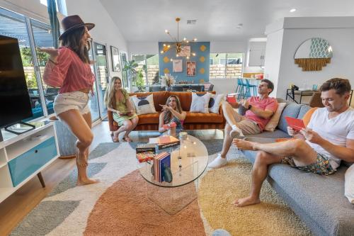 IndyOasis: pool*spa*games*BBQ*4BR2BA. Wlk2Festivls IndyOasis: pool*spa*games*BBQ*4BR2BA. Wlk2Festivls