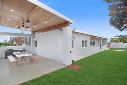 douche, The Elements l Water l 4 Stunning Apartments each with Private Outdoor Dining l Walk to the Beach l  in Christies Beach