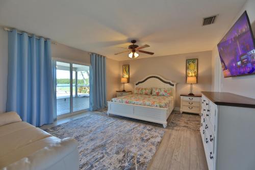Oceanfront home with heated pool in Sarasota, USA