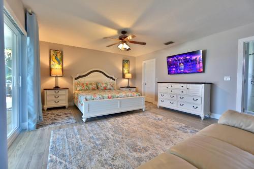 Oceanfront home with heated pool in Sarasota, USA