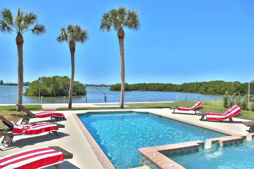 Oceanfront home with heated pool in Sarasota, USA