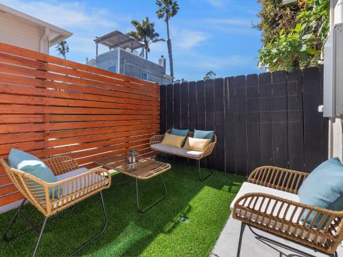 Beach Bungalow Perfection - Private Patios, BBQ walk2beach & Pet Friendly! in Ocean Beach