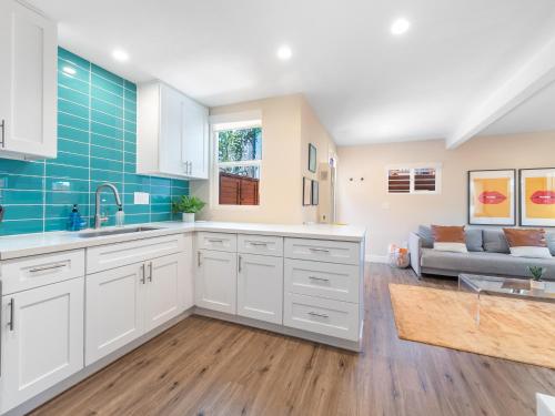 Beach Bungalow Perfection - Private Patios, BBQ walk2beach & Pet Friendly! in Ocean Beach