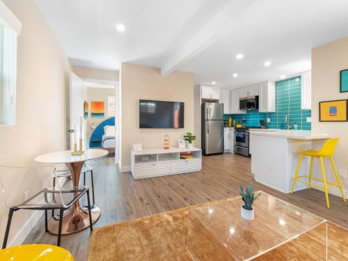 Beach Bungalow Perfection - Private Patios, BBQ walk2beach & Pet Friendly! in Ocean Beach