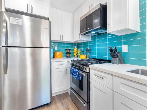 Beach Bungalow Perfection - Private Patios, BBQ walk2beach & Pet Friendly! in Ocean Beach