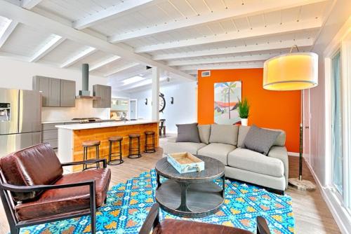 Shores Perfection - Spa, AC, Pet Friendly, Parking, Fire Pit & Massive Private Yard!