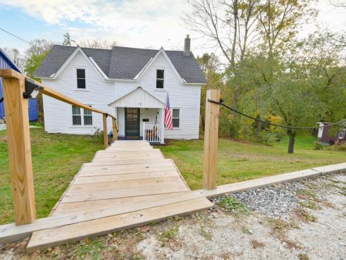 *Restored, Riverside Home* Walk to Adorable Downtown