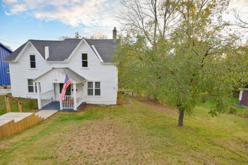 *Restored, Riverside Home* Walk to Adorable Downtown