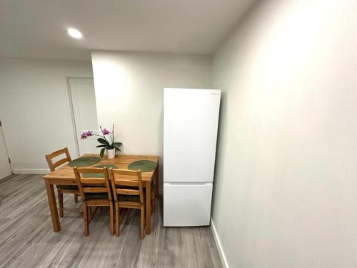 Cozy Upgraded Suite W Private Parking & Hot tub in Victoria, Canada