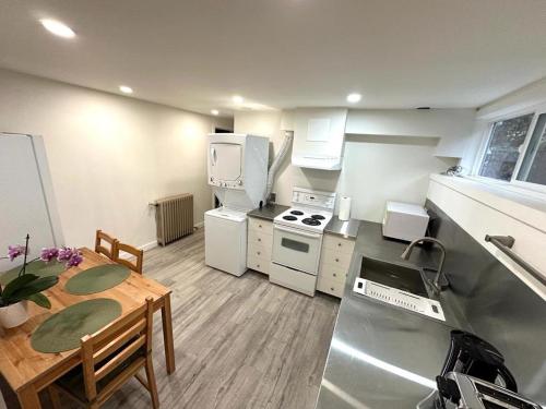 Cozy Upgraded Suite W Private Parking & Hot tub in Victoria, Canada