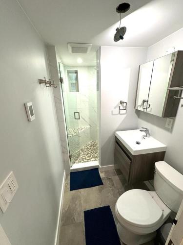 Cozy Upgraded Suite W Private Parking & Hot tub in Victoria, Canada