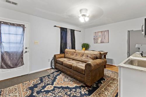 Apartment with garage parking Patio close IAD