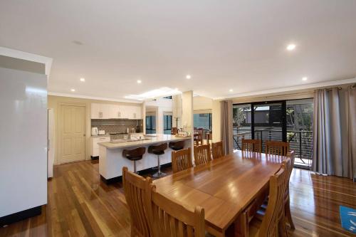 Instalaciones, Easygoing Poolside Relaxation on Wyong River in Wyong