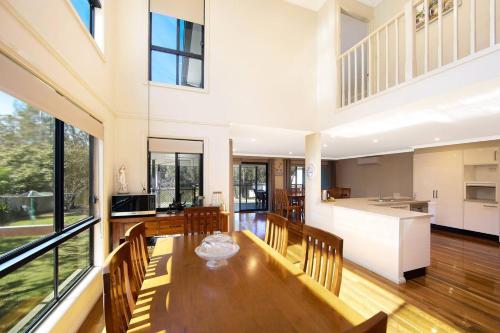 Instalaciones, Easygoing Poolside Relaxation on Wyong River in Wyong
