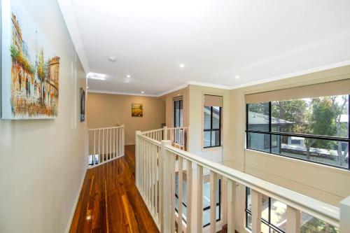 Instalaciones, Easygoing Poolside Relaxation on Wyong River in Wyong