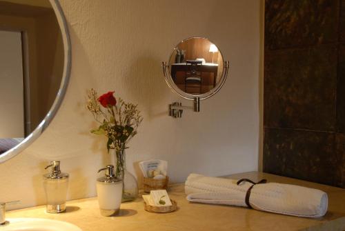 Deluxe King Room image 8