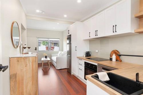 The Elements l Air l 4 Stunning Apartments each with Private Outdoor Dining l Walk to the Beach l Ev in Christies Beach