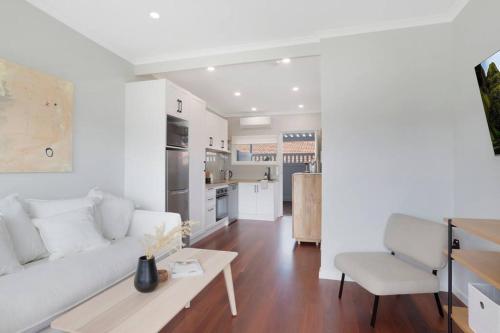 The Elements l Air l 4 Stunning Apartments each with Private Outdoor Dining l Walk to the Beach l Ev in Christies Beach
