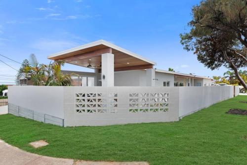 The Elements l Air l 4 Stunning Apartments each with Private Outdoor Dining l Walk to the Beach l Ev in Christies Beach