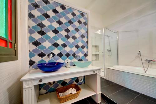 Twin Room with Private Bathroom image 4