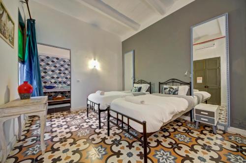 Twin Room with Private Bathroom image 3