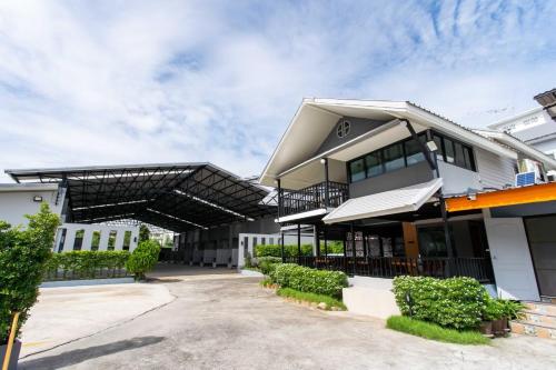 S3 Hotel (Rayong) near St. Andrews 2000