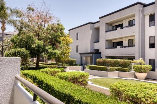 Burbank 2BR w BBQ Gym Pool nr TJ WF LAX-818 in Burbank, USA
