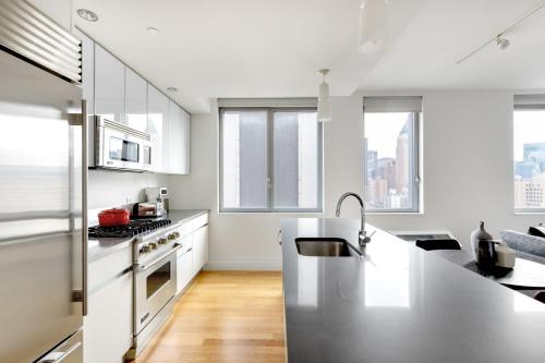 Midtown W 2BR w Gym Pools WD Doorman NYC-360, New York (Foto 6)