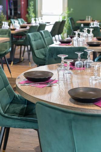餐廳, Logis Hôtel Restaurant L'Abri (Logis Hotel Restaurant L'Abri) in 布拉瓦濟