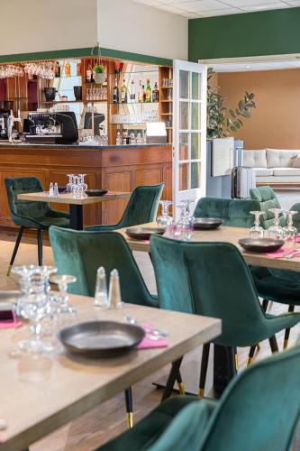 餐廳, Logis Hôtel Restaurant L'Abri (Logis Hotel Restaurant L'Abri) in 布拉瓦濟