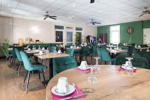 餐廳, Logis Hôtel Restaurant L'Abri (Logis Hotel Restaurant L'Abri) in 布拉瓦濟