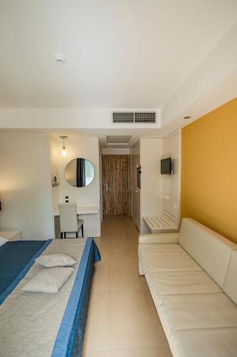 Prince Franklyn Hotel Room Type - Classic Triple Room with Balcony