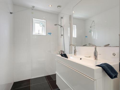 Holiday Home Dijkhuisje by Interhome in บราวเวอร์ชาเฟน