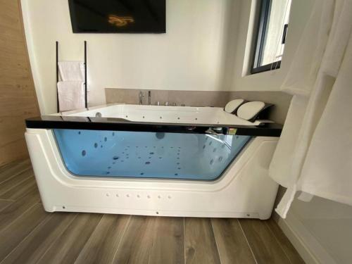 Exterior view, Magnifique loveroom in Les Camoins